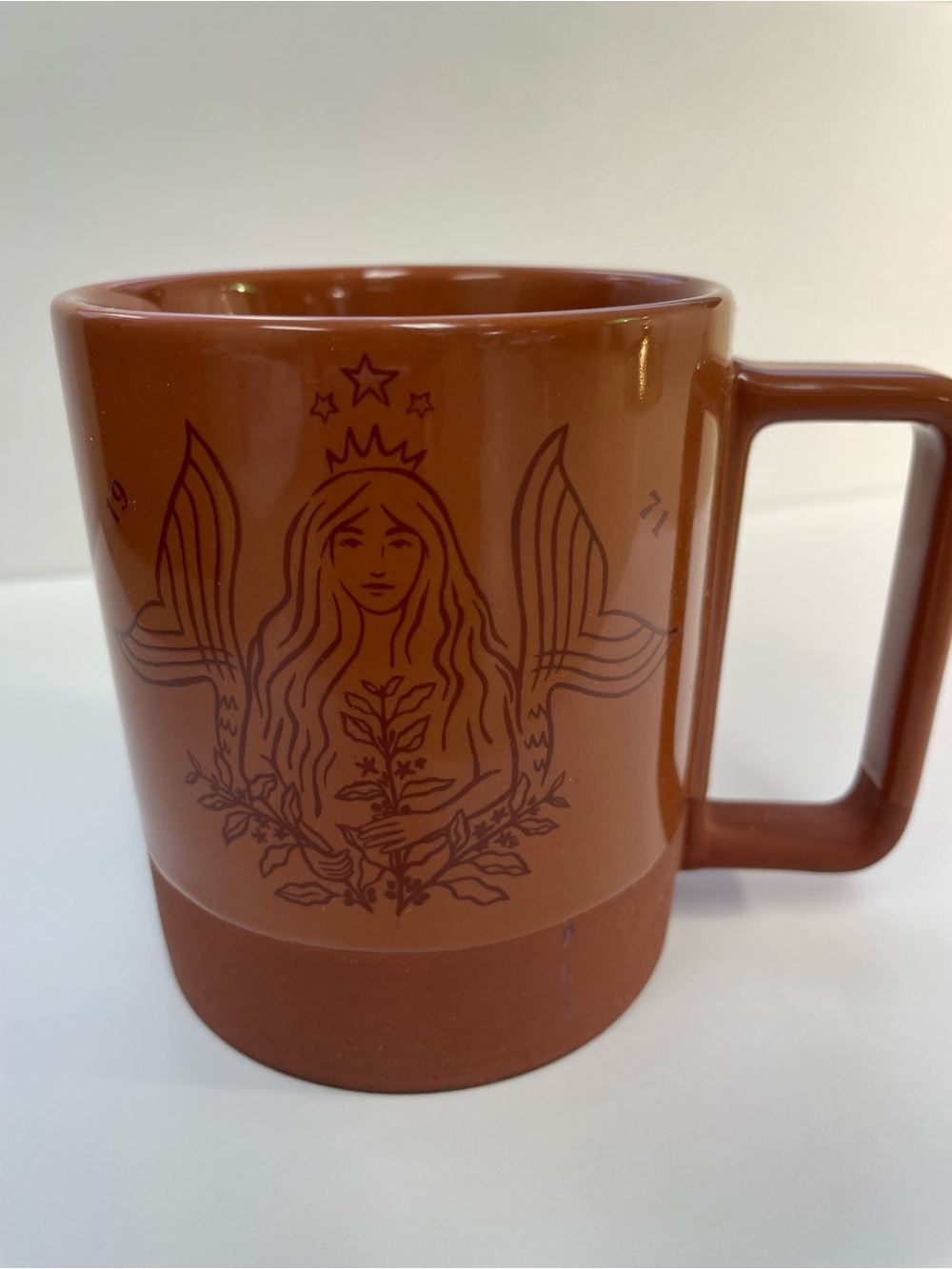 Starbucks 2021 - twin-tailed Starbucks Siren holding a coffee branch